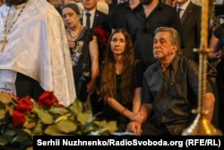 Рідні Вікторії Рощиної під час церемонії прощання. Київ, 8 серпня 2025 року