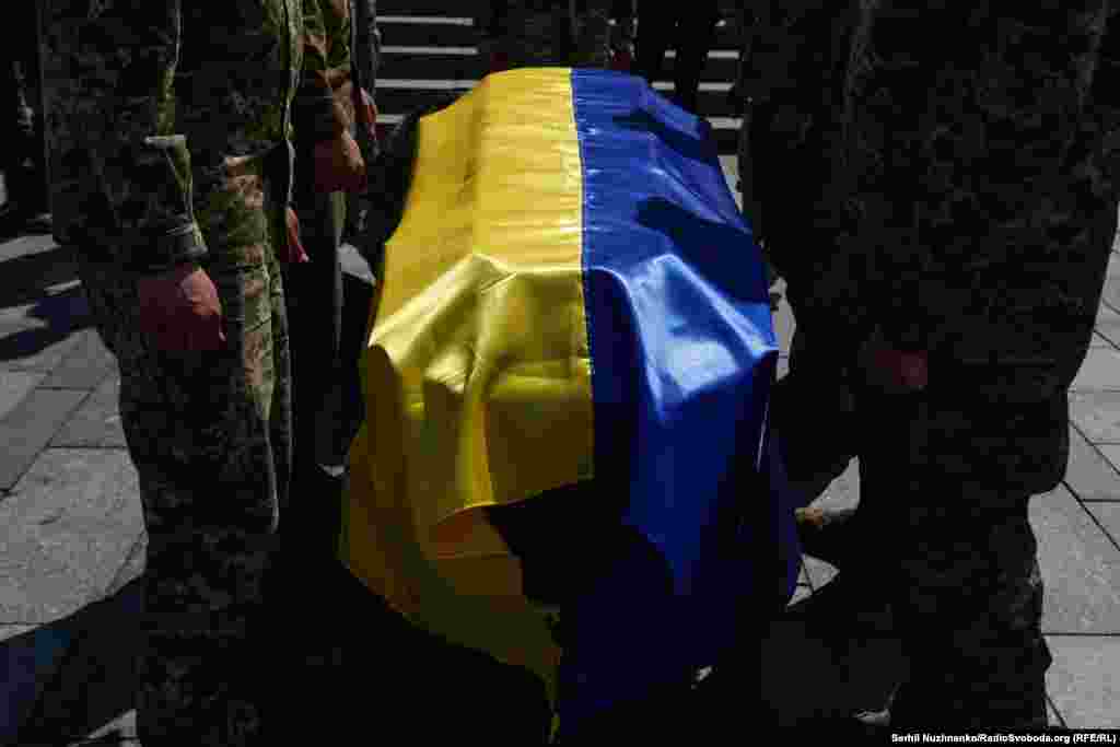 Державний прапор на труні героя. Квітень 2023 рокуФото з прощання на майдані Незалежності у Києві з Юрієм Морозом – молодшим сержантом Сил ТрО ЗСУ, членом Спілки української молоді в Україні, учасником Революції гідності у складі 4-ї козацької сотні Самооборони Майдану, інструктором Всеукраїнської дитячо-юнацької патріотичної гри «Сокіл» («Джура»), військово-історичним реконструктором Армії УНР, УСС та УПА