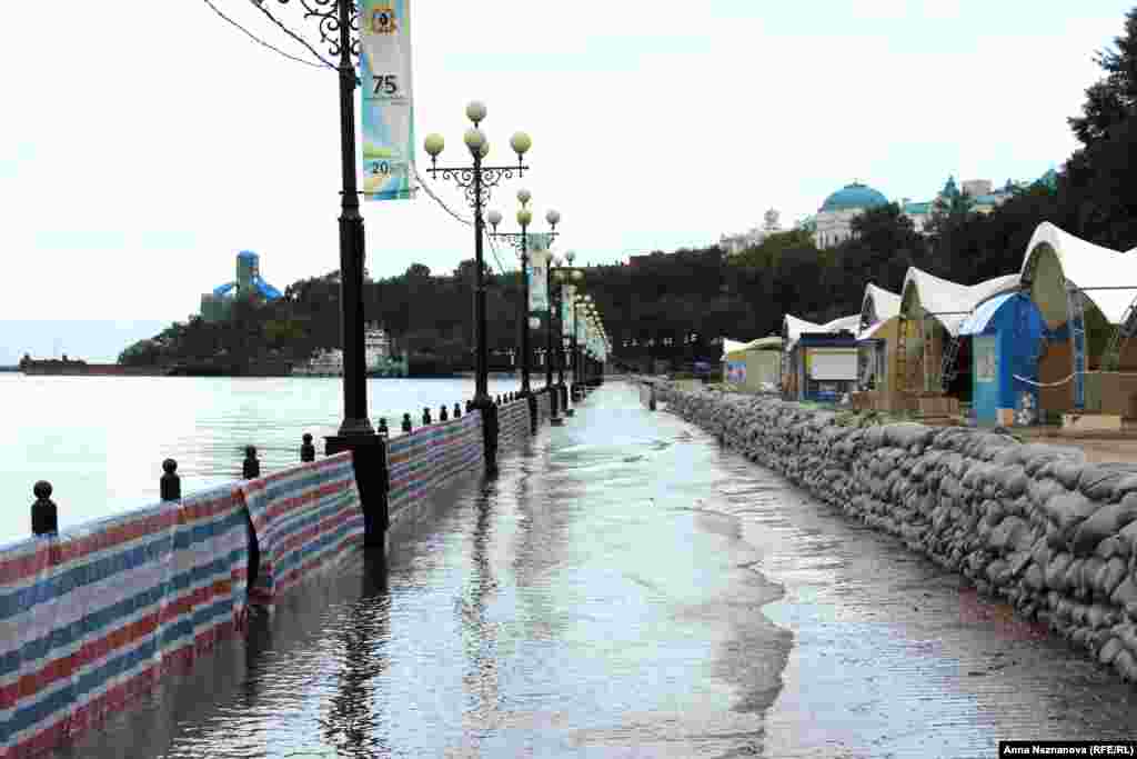 Волны на набережной