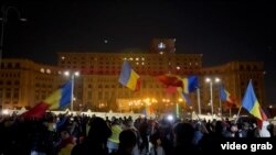 Rumyniýaly aşa-sagçy syýasatçy Kalin Jorjeskunyň (Calin Georgescu) ýüzlerçe tarapdary. 10-njy mart, 2025 ý.