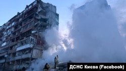 Внаслідок російського ракетного удару обвалися цілий під'їзд багатоквартирного будинку у Києві. 18 квартир. 14 травня 2026 року