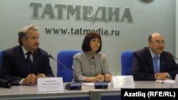Матбугат конференциясенә катнашкан "Мизгел" халык театры җитәкчесе һәм режиссеры Марсель Җаббаров,"Милли хәзинә" бәйгесенең жюри рәисе Зилия Язгилдина, филология һәм сәнгать институты директоры, галим Рәдиф Җамалетдинов (у)