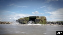 Buncăr parțial scufundat din „Zidul Atlanticului”, în apropiere de Asnelles, Normandia, nordul Franței, 16 mai 2024.