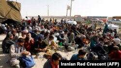 Afganistanske izbjeglice okupljene na granici između Irana i Afganistana, 19. avgust 2021. 