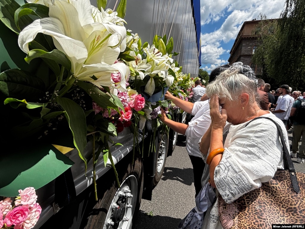 Në gjenocidin në Srebrenicë, forcat serbe vranë mbi 8.000 burra dhe djem boshnjakë në korrik të vitit 1995. Më 11 korrik, eshtrat e gjetura të dhjetë viktimave do të prehen në Qendrën Memoriale në Potoçari, ku do të mbahet edhe ceremonia kolektive e varrimit.