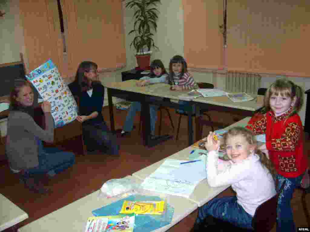 Дабрачынны дзіцячы фонд “Блакітныя берагі” у Магілёве. Заняткі ў&nbsp;фондзе з&nbsp;самымі малымі гадаванцамі. Праводзяць іх&nbsp;нямецкія валянтэркі.