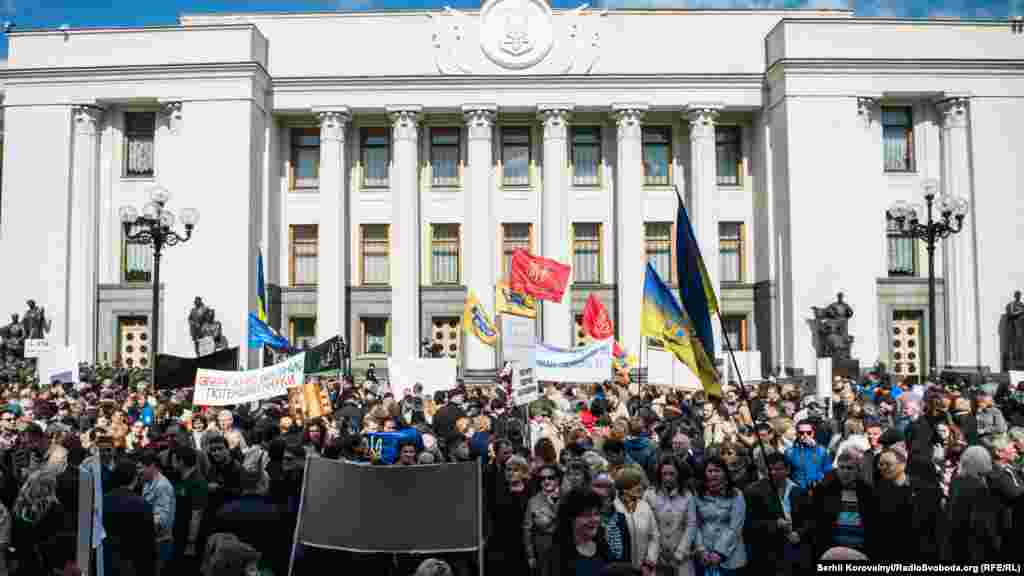 Науковці, зокрема, вимагають внести зміни до Закону &laquo;Про&nbsp; Державний бюджет України на 2016 рік&raquo; щодо збільшення видатків Національній академії наук України на 725 мільйонів 43 тисячі гривень