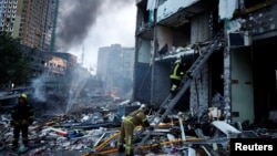Spasioci posle ruskog napada raketama i dronivama na Kijev, 6. jul 2026.