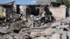 Lakók kutatják át a rakétatámadásban megsemmisült házukat a Kijevhez közeli Kraszilivka faluban 2024. május 8-án
