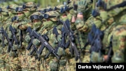 Ushtarë serbë gjatë stërvitjeve ushtarake në bazën ajrore në Batajnicë, afër Beogradit. 20 shtator 2024. 