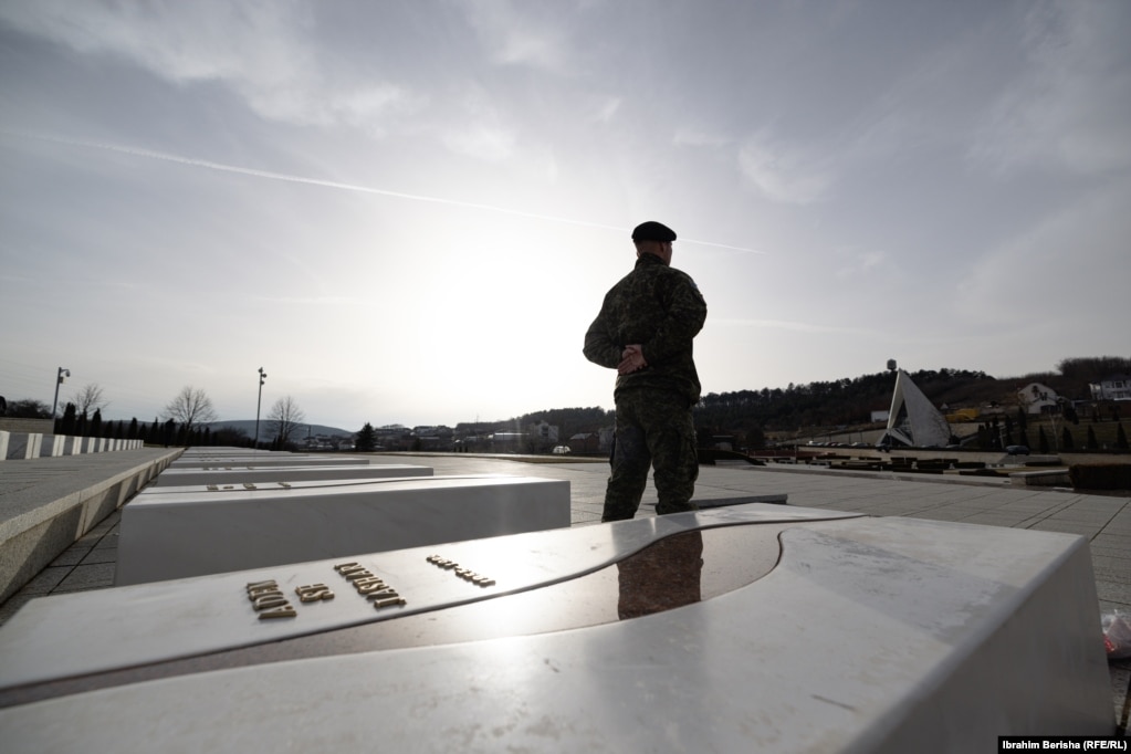 Brenda kompleksit janë rregulluar varrezat e 59 të vrarëve. Aty qëndrojnë vazhdimisht ushtarë të Forcës së Sigurisë së Kosovës (FSK).