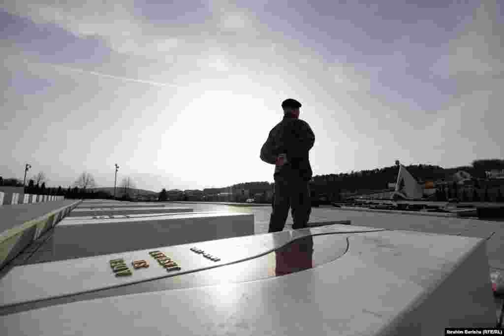 Brenda kompleksit janë rregulluar varrezat e 59 të vrarëve. Aty qëndrojnë vazhdimisht ushtarë të Forcës së Sigurisë së Kosovës (FSK).