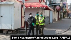 Карантин в Умані: поліцейські і нацгвардійці патрулюють на вул.Пушкіна неподалік від могили цадика Нахмана, 10 квітня 2020 року.