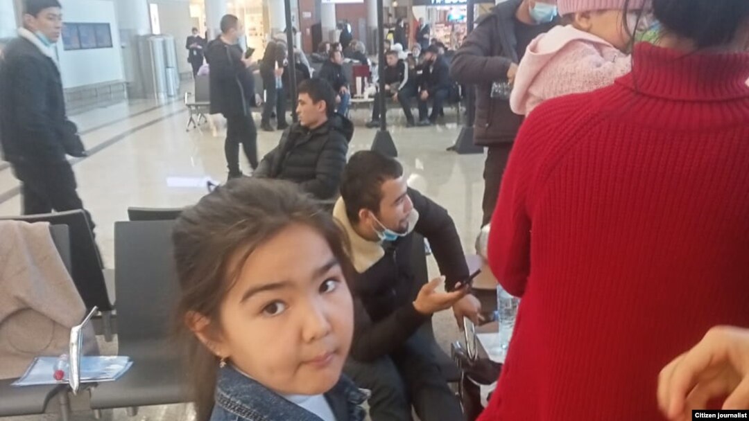 Aeroportda qolayotgan orasida yosh bolalilar bor