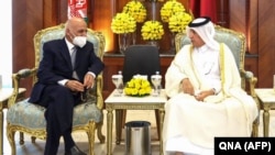 Qatari Foreign Minister Sultan bin Saad Al-Muraikhi (right) meets with Afghani President Ashraf Ghani in Doha on October 5.