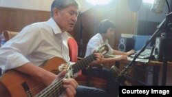 Qırğızıstan prezidenti Almazbek Atambaev gitara çalarkən