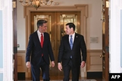 Secretarul de stat al SUA, Marco Rubio (dreapta), se întâlnește cu ministrul de externe al Marii Britanii, Ed Miliband (stânga), la Departamentul de Stat din Washington, pe 5 august 2026.