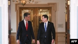 Američki državni sekretar Marco Rubio sa britanskim ministrom vanjskih poslova Edom Milibandom u State Departmentu u Washingtonu 5. avgusta