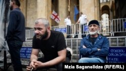 Заза Саралидзе (слева) и Малхаз Мачаликашвили на акции перед зданием парламента