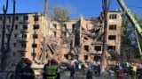 У пошкодженому будинку працюють рятувальники, повідомляє міський голова Києва