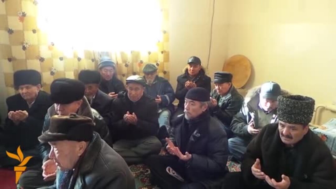 Камера алдында тұрған мүйізді жігіт ыстық ет пен кончаны айдап жүр