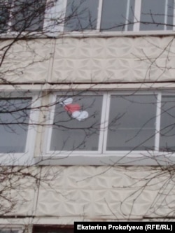 Бело-красный белый флаг на балконе жилого дома в Минске