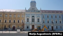 Buldožer uklanja ogradu koja dijeli dvorišta Mješovite srednje škole "Travnik" i Katoličkog školskog centra (KŠC) "Petar Barbarić", Travnik