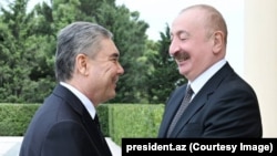 Azerbaýjanyň prezidenti Ylham Alyýew (sagda) we Halk maslahatynyň başlygy Gurbanguly Berdimuhamedow 