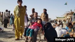 Refugiați așteaptă redeschiderea punctului de trecere a frontierei Pakistan-Afganistan, care a fost închis de autorități, după ce talibanii au preluat controlul asupra orașului de frontieră afgan într-o ofensivă rapidă, 12 august 2021.