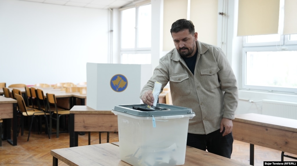 Një burrë duke hedhur votën në balotazhin për kryetar komune në një qendër votimi në Prishtinë, 9 nëntor 2025.
