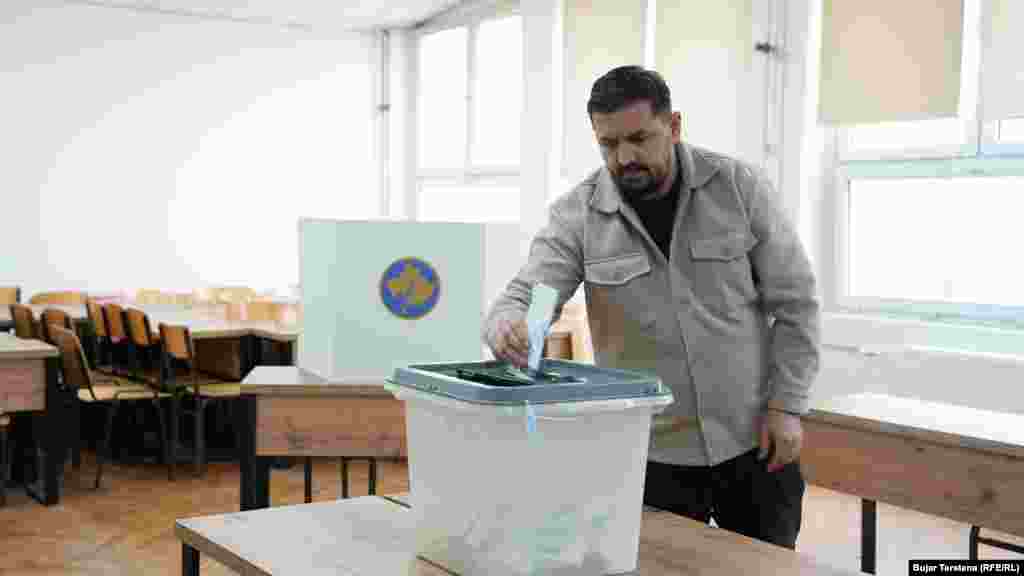 Muškarac glasa u drugom krugu izbora za gradonačelnika na biračkom mjestu u Prištini, 9. novembra 2025.