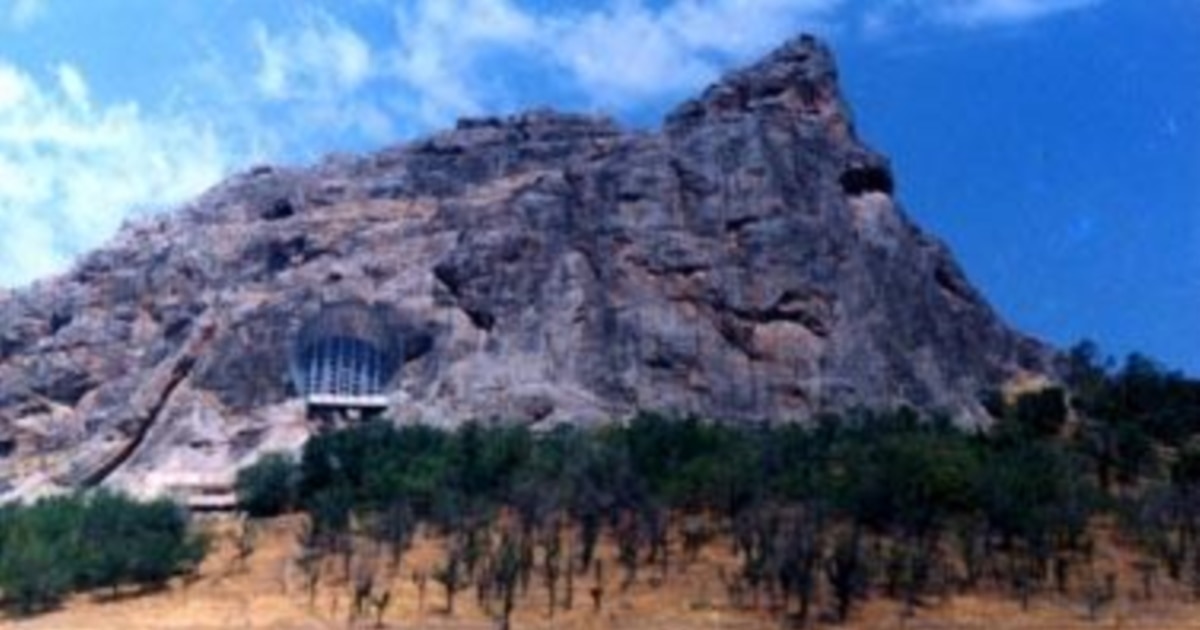 Кеңседегі бейнені жалап