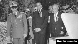 علینقی عالیخانی، وزیر اقتصاد (نفر وسط) در کنار محمدرضا شاه پهلوی. 