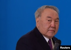 Бывший президент Казахстана и глава правящей партии «Нур Отан» Нурсултан Назарбаев общается со СМИ после голосования на парламентских выборах в Нур-Султане, Казахстан, 10 января 2021 года.
