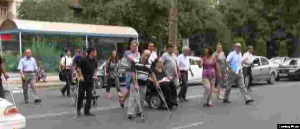 Рӯзи 7 август дар як "Сайр" мардуми маълул имкони ҳаракати ин тоифа дар кӯчаҳои Душанберо имтиҳон карданд.