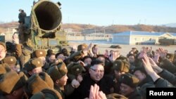 Военные приветствуют Ким Чен Ына после успешного запуска ракеты