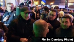 მურმან შელიამ დაკავებამდე პოლიციას ჰკითხა: "ყველაფერს დავემორჩილო?" ამ კითხვის შემდეგ ის ყველანაირი ახსნა-განმარტების გარეშე დააკავა ათამდე პოლიციელმა 