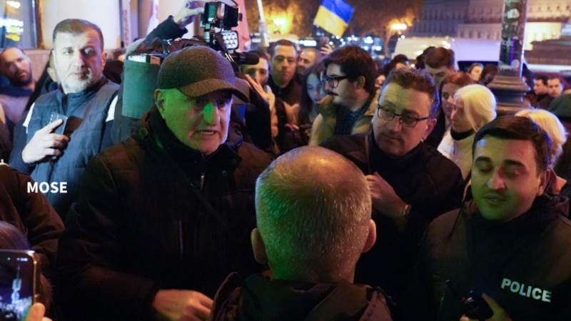 თბილისში საპროტესტო მსვლელობისას პოლიცია კვლავ აკავებს მოქალაქეებს