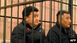 Мамлекеттик күзөт кызматынын башчысынын мурдагы биринчи орун басары Нурлан Темирбаев (оңдо) сот залында. 18-март, 2011-жыл. 