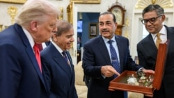 عاصم منیر (دوم از راست) در حال دادن هدایایی به ترامپ، سپتامبر ۲۰۲۵