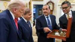 Главком ВС Пакистана Асим Мунир (второй справа) и пакистанский премьер-министр Шахбаз Шариф (второй слева) дарят набор редких минералов своей страны президенту США Дональду Трампу. Вашингтон, Овальный кабинет Белого дома, 25 сентября 2025 года.