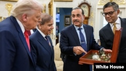 Главком ВС Пакистана Асим Мунир (второй справа) и пакистанский премьер-министр Шахбаз Шариф (второй слева) дарят набор редких минералов своей страны президенту США Дональду Трампу. Вашингтон, Овальный кабинет Белого дома, 25 сентября 2025 года.