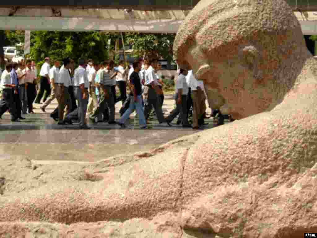 26 Bakı Komissarlarına xatirə kompleksi - 26 Bakı komissarları 1918-ci ildə Bakıda və digər şəhərlərdə azərbaycanlıların kütləvi şəkildə qətlə yetirilməsində, müsavatçıların timsalında milli qüvvələrin təqib olunmasında iştirak ediblər.