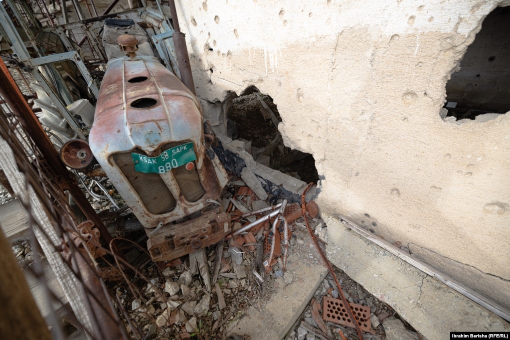 Një traktor i familjes Jashari ka mbetur në mes të njërës nga shtëpive ku ata u vranë dhe skelave mbrojtëse që i janë vendosur shtëpisë pak kohë pas ngjarjes të vitit 1998.