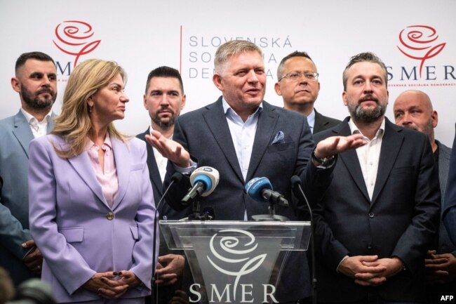 Fico (al centro) interviene in una conferenza stampa a Bratislava il 1° ottobre.