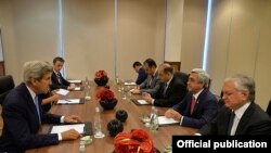 Poland - U.S. Secretary of State John Kerry meets with Armenian President Serzh Sarkisian in Warsaw, 8Jul2016.