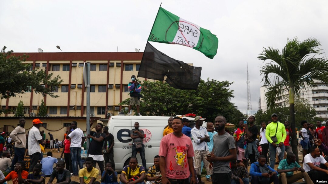Hiljade Nigerijaca protestuju širom zemlje svakog dana već blizu dvije sedmice sa zahtjevom da se izvrši reforma policijskih snaga.  (Protest u Lagosu, 20 oktobra 2020. )