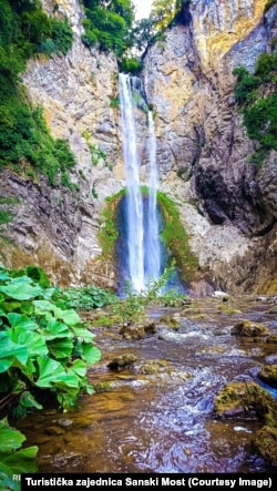 Fotografija vodopada Blihe objavljena na Facebook stranici Turističke zajednice Sanskog Mosta, jul 2026.