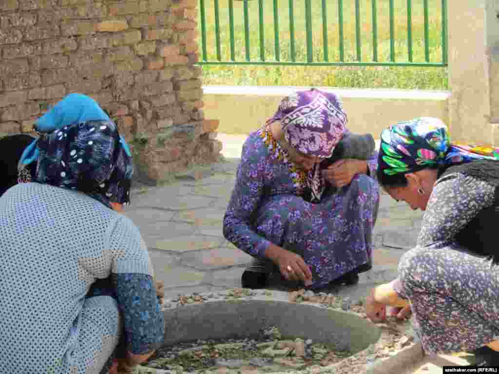 "M&auml;nebaba" k&uuml;mmetinde gyzlaryň bir topary dileg ed&yacute;&auml;r