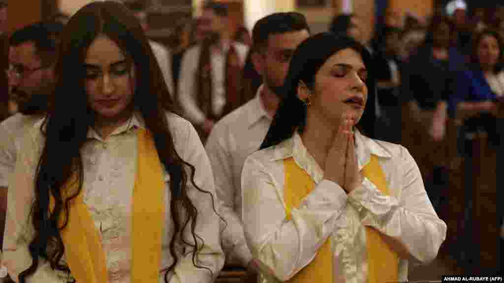 Kršćanski vjernici mole se za okončanje rata na Bliskom istoku tokom mise za "svjetski mir" u crkvi u Bagdadu, u Iraku, 16. aprila.